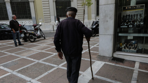 Δώρο Χριστουγέννων και Πάσχα: Απόφαση «βόμβα» ανοίγει τον δρόμο για την επιστροφή τους στους συνταξιούχους